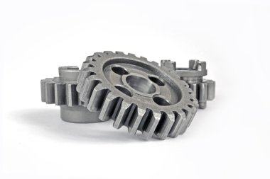 beyaz zemin üzerinde üç metal Dişliler