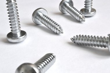 Beyaz arkaplanda vidalar