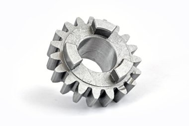 Beyaz arka plan üzerinde tek metal dişli