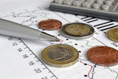 Para, hesap makinesi, grafik ve kalem ile mali geçmiş