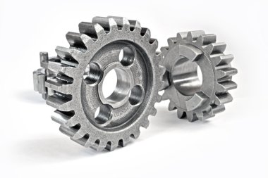 beyaz zemin üzerinde üç metal Dişliler