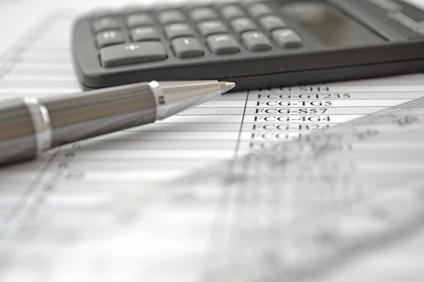 Zakelijke achtergrond met tafel, liniaal, pen en rekenmachine — Stockfoto