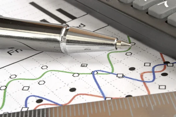 Sfondo aziendale con grafico, righello, penna e calcolatrice — Foto Stock
