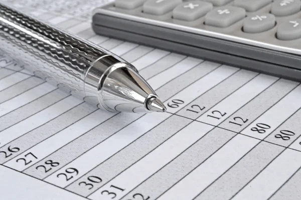 Fundo de negócios com mesa, caneta e calculadora — Fotografia de Stock