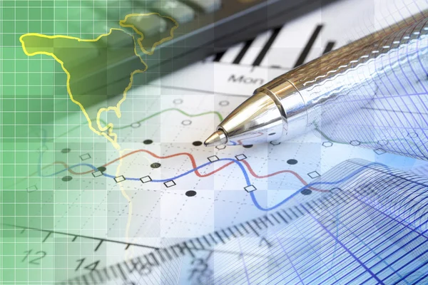Økonomisk bakgrunn med kart, bygg, kalkulator, tabell og penn – stockfoto