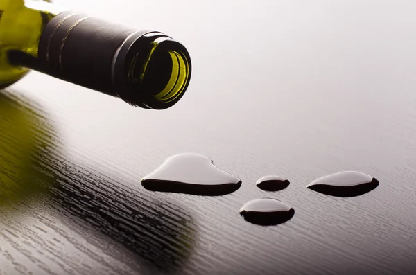 Wine drops from empty bottle — Stock Photo, Image