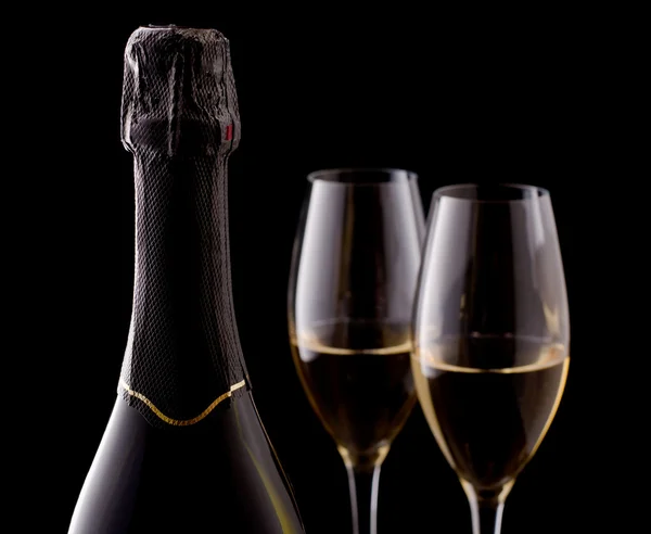 Bouteille de champagne et deux champagne glasse — Photo