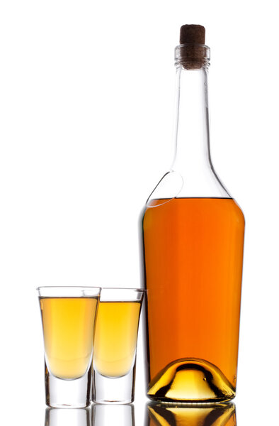 Две рюмки виски и бутылку.

