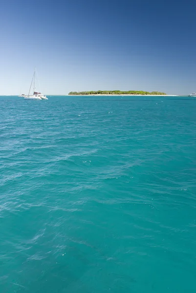 Tranquil island on ocean horizon — Stock Photo, Image