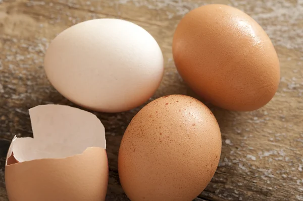 Conjunto de ovo inteiro e rachado na mesa — Fotografia de Stock