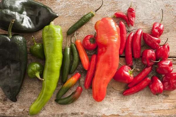 Färgglada urval av kryddiga paprika på bord — Stockfoto