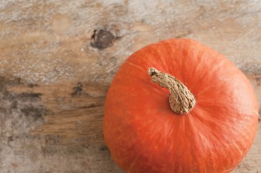 Sonbahar bir rustik ahşap arka plan üzerinde kabak