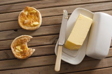 Yanı sıra iki İngilizce muffins tereyağı sopa