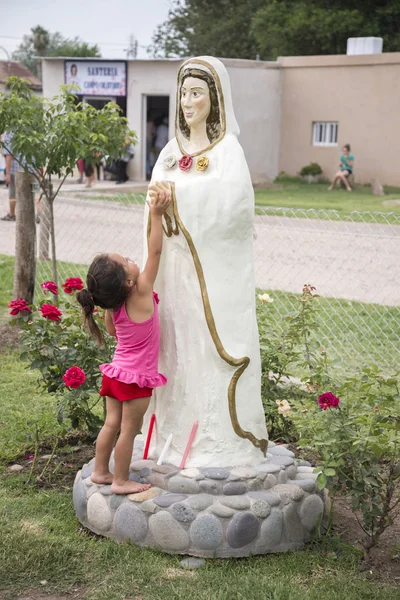 Child touches Mary the Mystical Rose — Stock Photo, Image