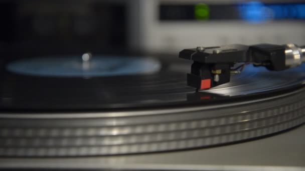 Tocando un disco de vinilo en un tocadiscos — Vídeo de stock