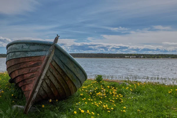 Vecchia barca su una costa fluviale — Foto Stock