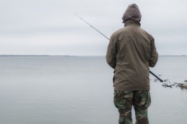Yalnız fisher Baltık denizde Balık tutma