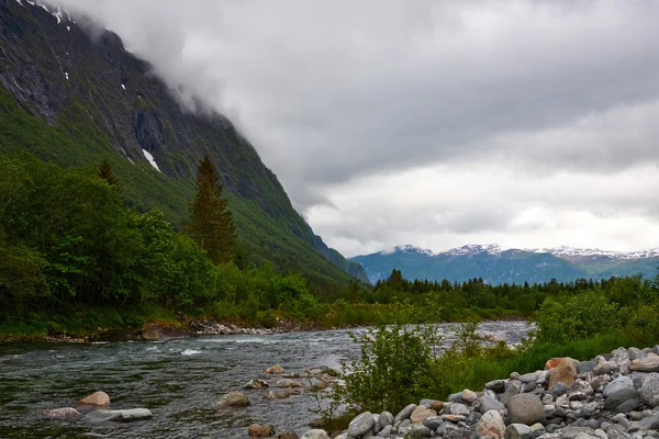 Гори річка в stordal. Норвегія — стокове фото