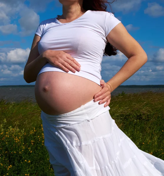 Kobieta w ciąży i lato — Zdjęcie stockowe