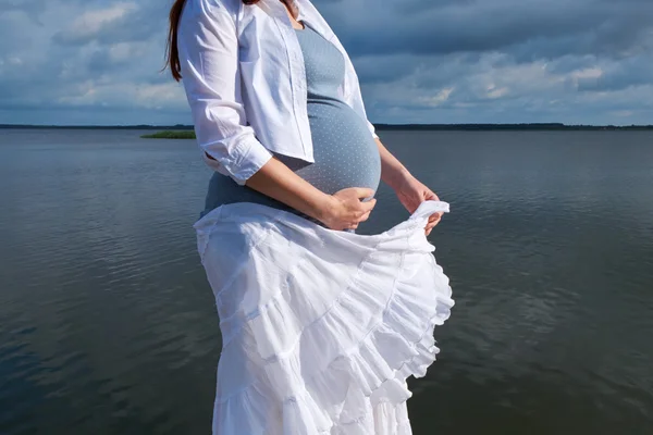 Беременная женщина и море — стоковое фото