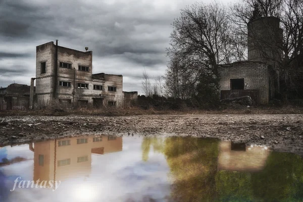 Reflexão em água de ruínas de casa — Fotografia de Stock