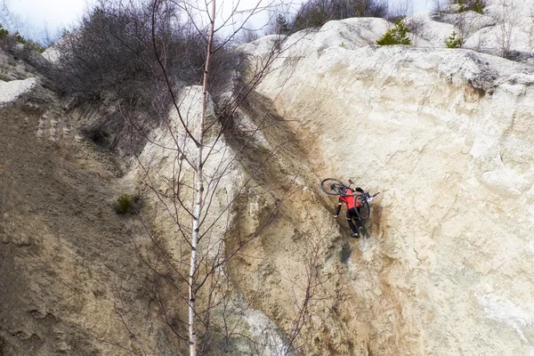 Cyclist climbs up the mountain — Stock Photo, Image