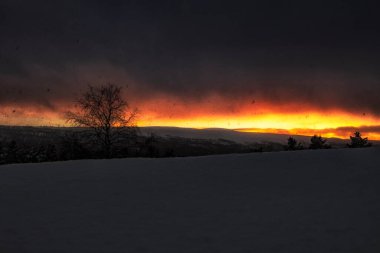 Şaşırtıcı güzellikte Norveç 'in gün batımının kış manzarası