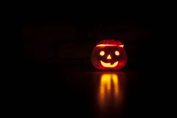 Halloween Kürbis Mit Brennenden Lichtern — Stockfoto