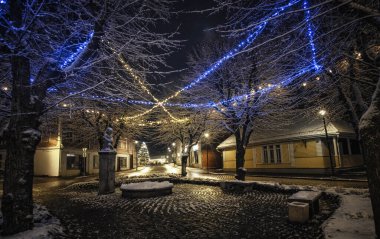 Kışın Haapsalu şehrinin gece manzarası.