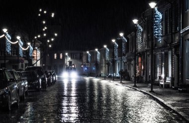 Kışın Haapsalu şehrinin gece manzarası.