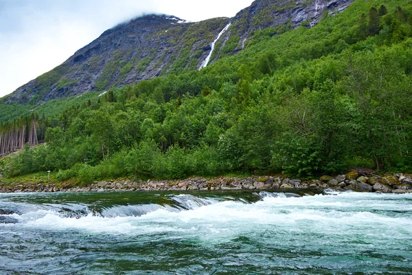 Гори і річка в Норвегії — стокове фото