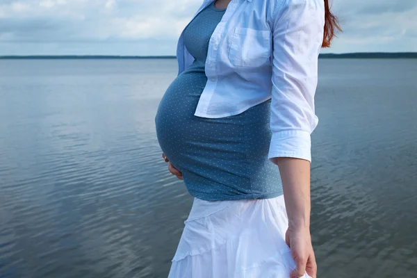 Pregnant woman and sea — Stock Photo, Image