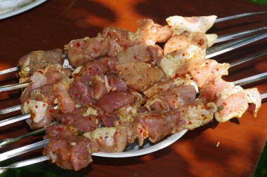 Piknikte domuz barbeküsü.