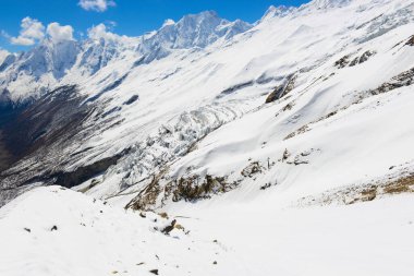 Himalayalar 'daki dağlar. Manaslu çevresindeki yürüyüş