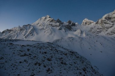 Himalayalar 'daki dağlar. Manaslu çevresindeki yürüyüş