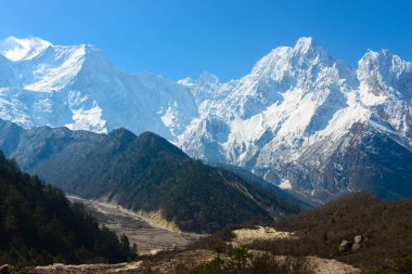 Himalayalar 'daki dağlar. Manaslu çevresindeki yürüyüş