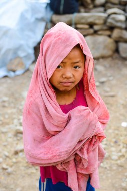Manaslu / Nepal - 05.04.2014: köydeki sıradan insanların yaşamı ve çalışmaları
