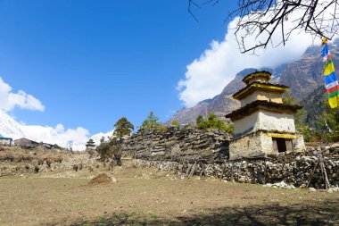 Nepal 'deki köy. Manaslu çevresindeki yürüyüş