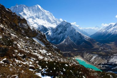 Himalayalar 'daki göller. Manaslu çevresindeki yürüyüş