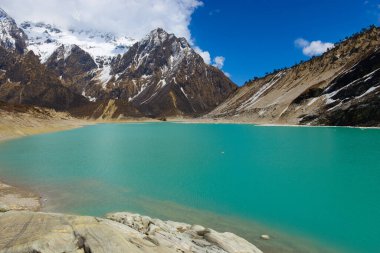 Himalayalar 'daki göller. Manaslu çevresindeki yürüyüş