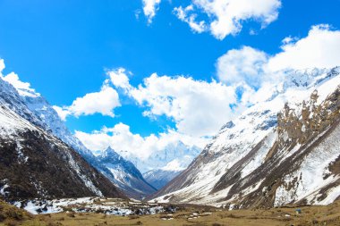 Himalayalar 'daki dağlar. Manaslu çevresindeki yürüyüş