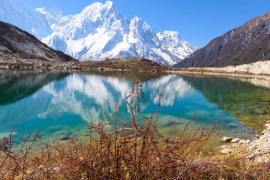Himalayalar 'daki göller. Manaslu çevresindeki yürüyüş