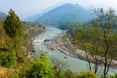 Himalayaların eteklerinde bir nehir, Nepal