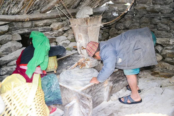 Манаслу Непал 2014 Людина Працює Водяному Млині Непалі — стокове фото