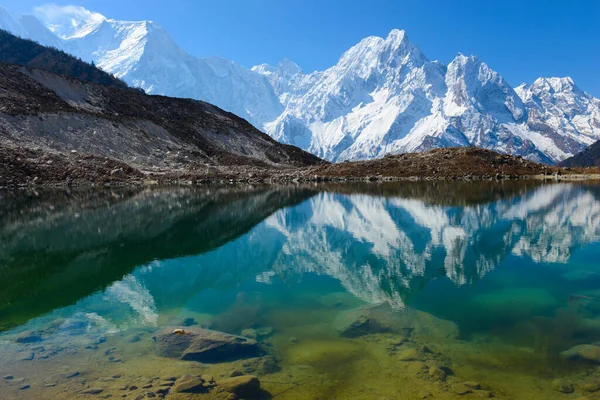 在美丽的湖中映照群山 — 图库照片