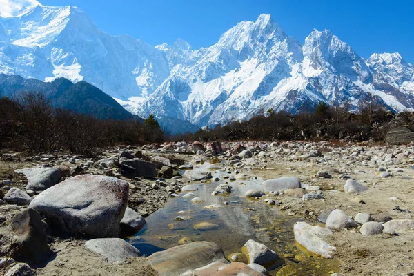 Stream Sullo Sfondo Splendide Montagne — Foto Stock