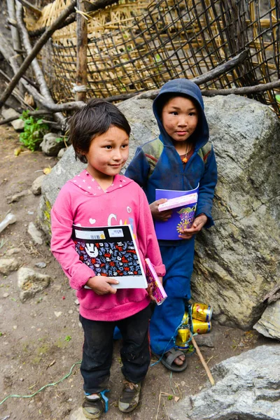 Manaslu Nepal 2014 Niños Felices Con Regalos Nepal Imágenes de stock libres de derechos