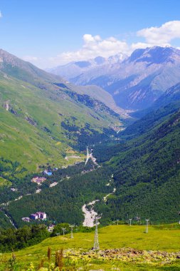 Cheget Dağı 'na kablolu araba. Arka planda Baksan Geçidi var..