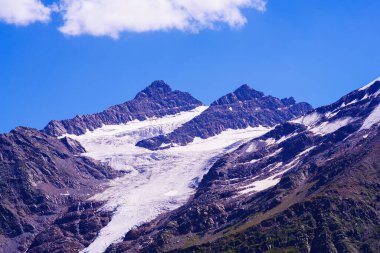 Cheget Vadisi 'ndeki dağ karları doruğa ulaştı.