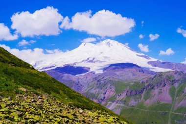 Cheget Dağı 'ndan Elbrus Dağı' nın görüntüsü